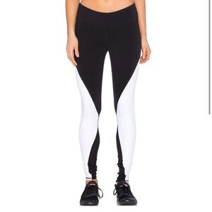Alo Yoga Illusion 4 Yoga Leggings
Black & White
